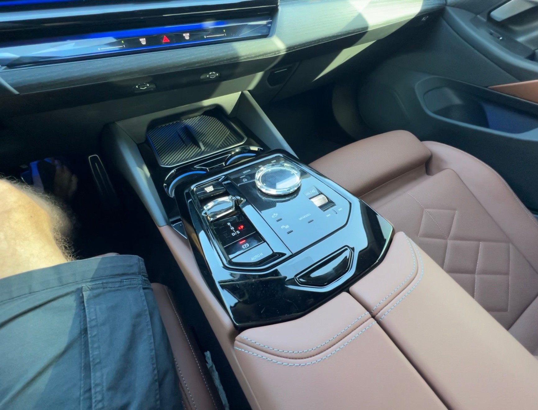 Hellgrün BMW 530i M Sport 2025